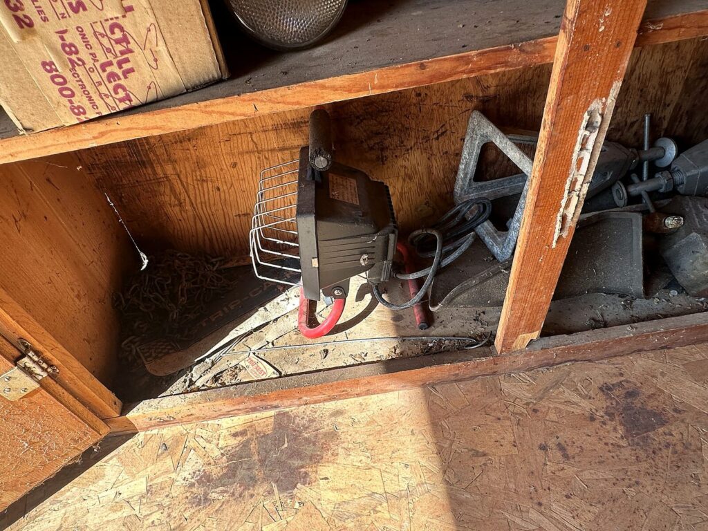 Halogen work light, steel jack stands, bench vise and chain