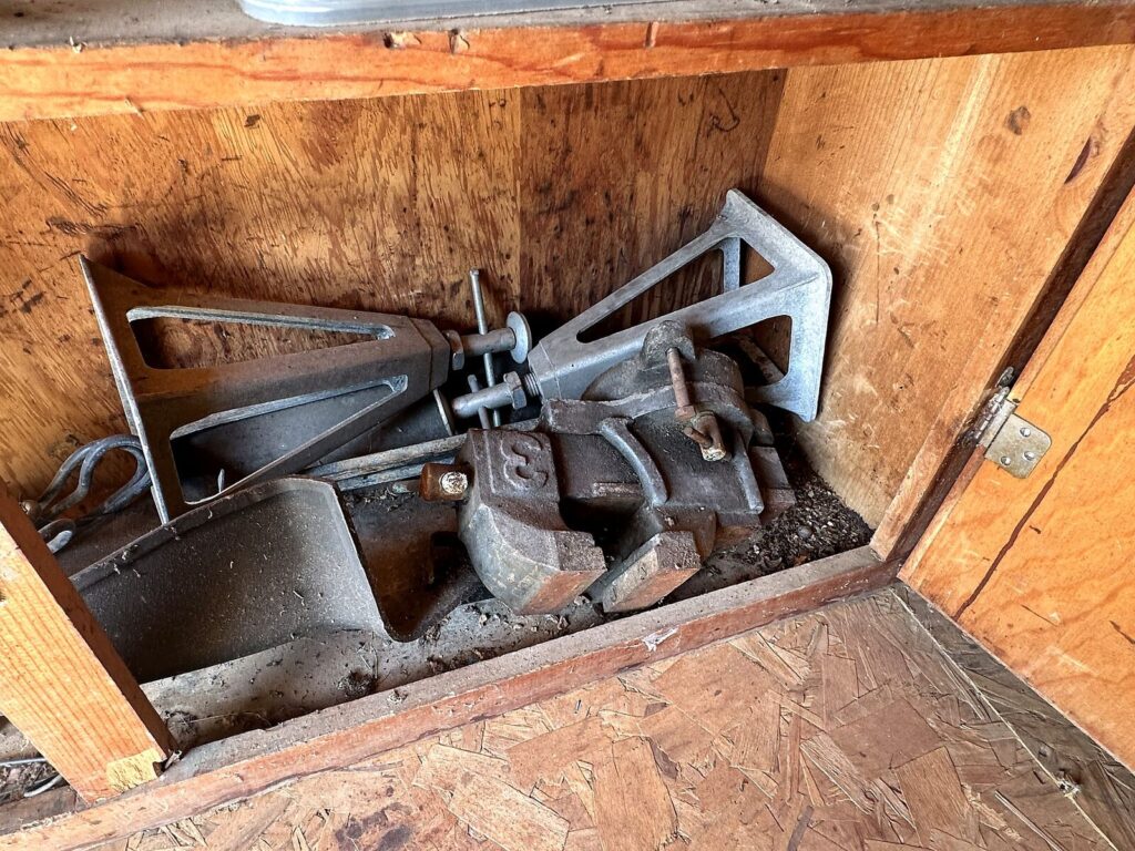 Halogen work light, steel jack stands, bench vise and chain