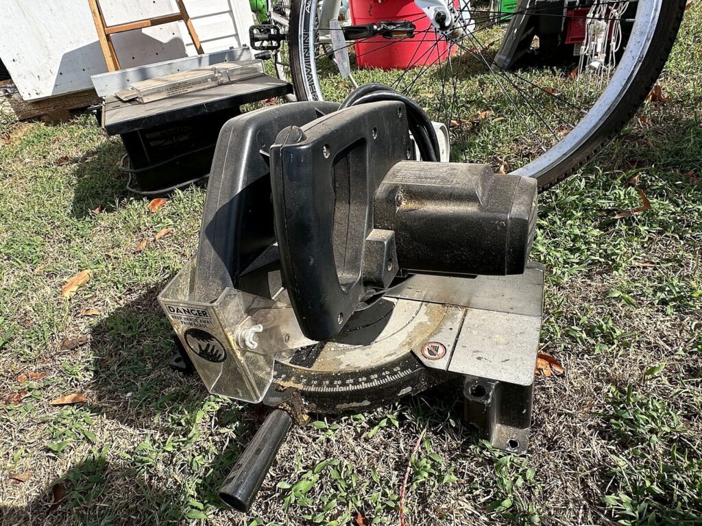 Compound miter saw