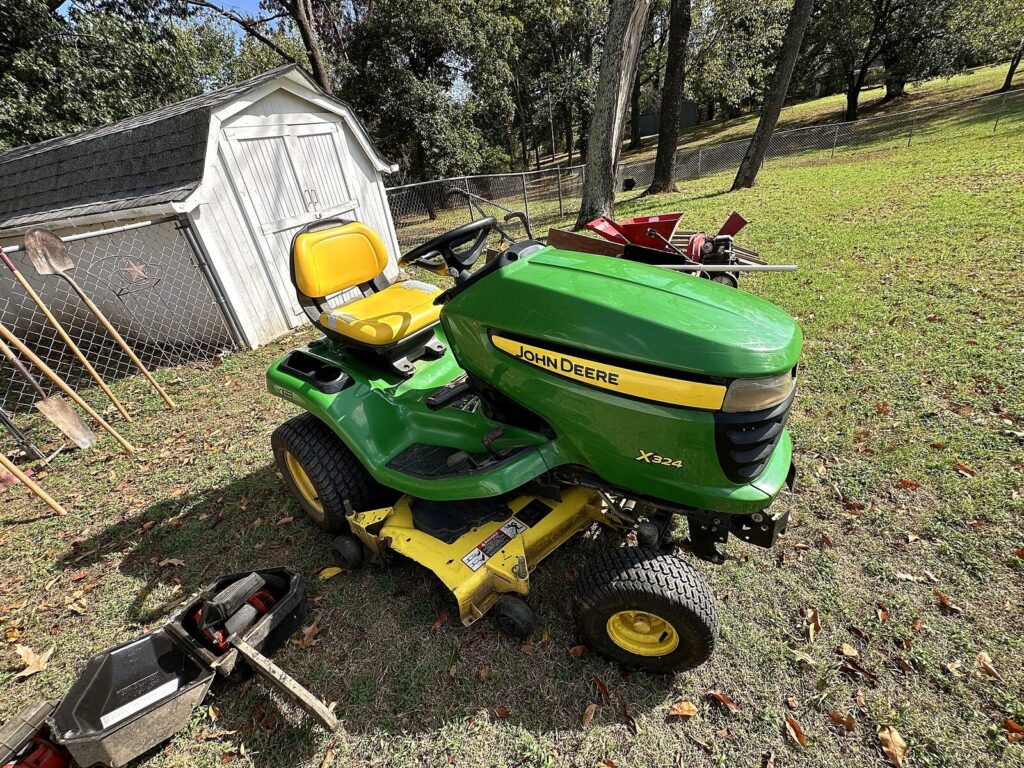 John Deere X324 lawn tractor