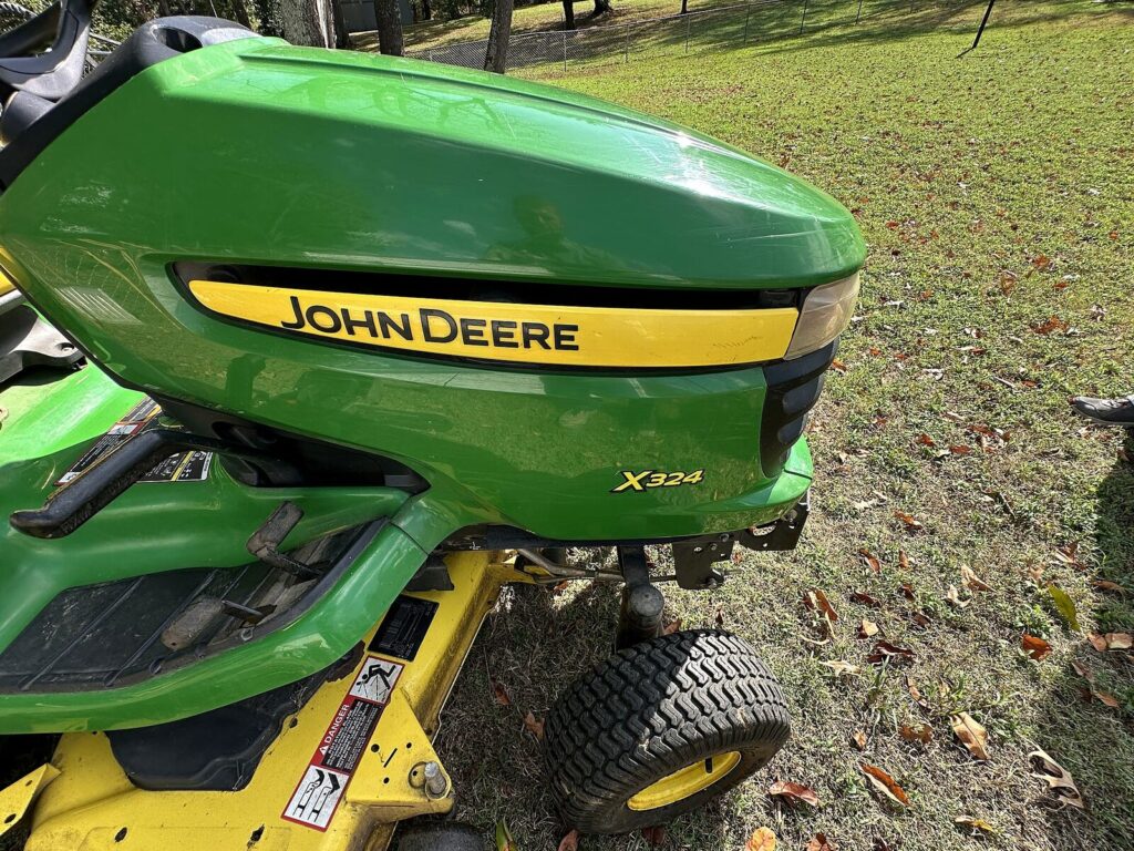 John Deere X324 lawn tractor