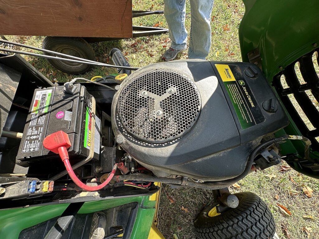 John Deere X324 lawn tractor