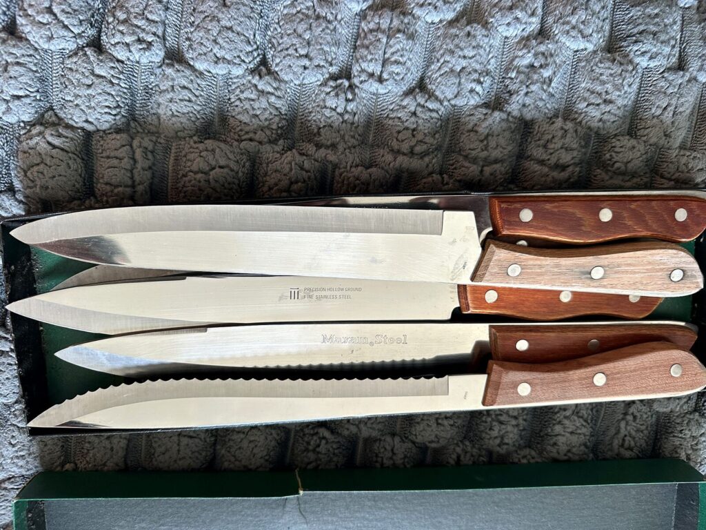 Boxed knife set