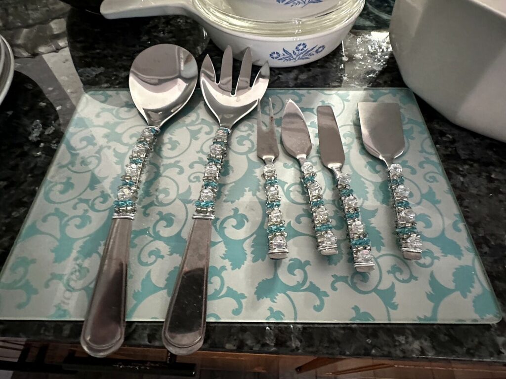 Jeweled-handle serving set and glass cutting board