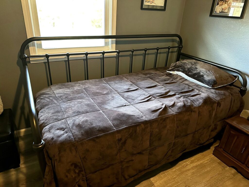 Metal daybed with mattress