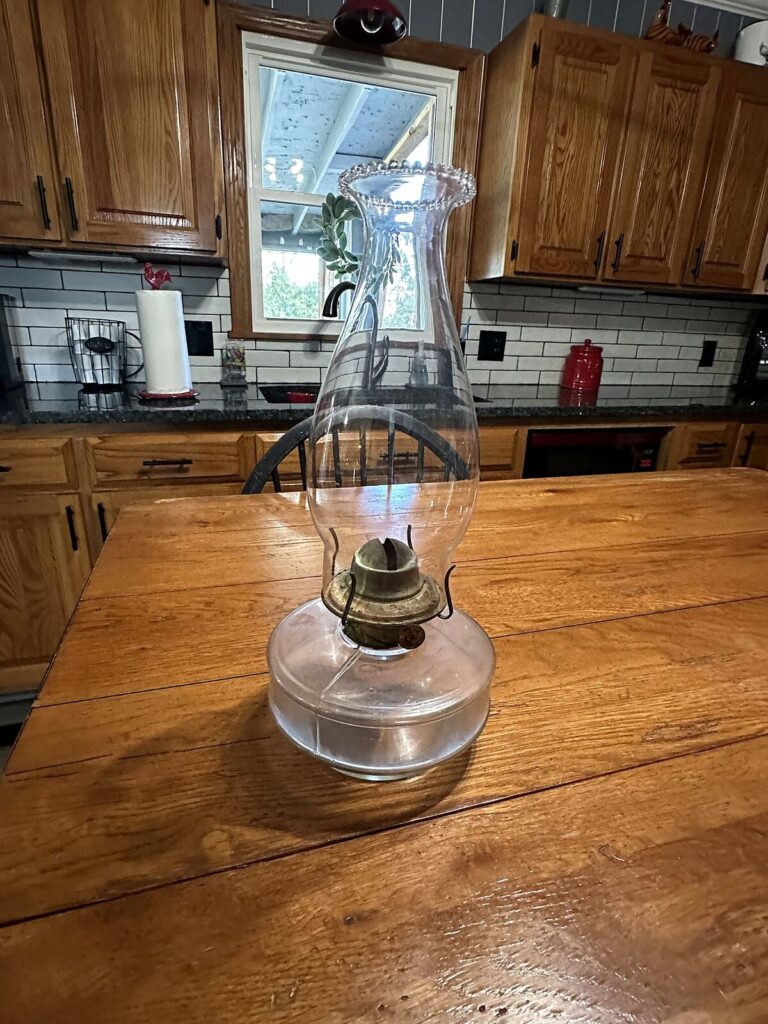 Clear glass kerosene lamp with chimney