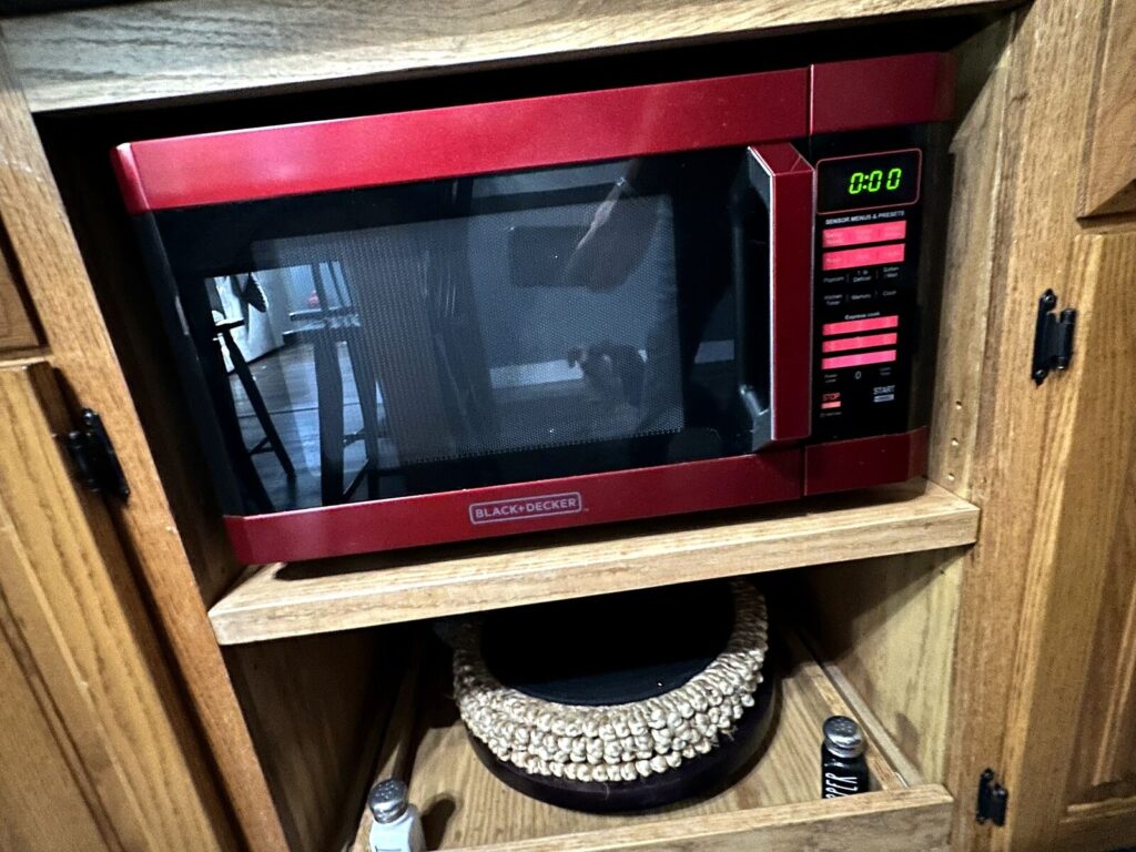 Black+Decker red microwave