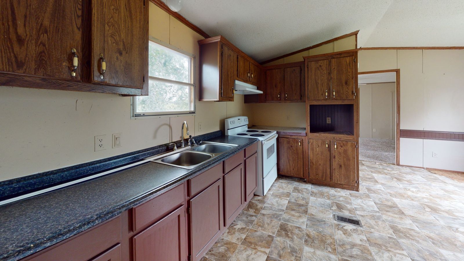 1994 manufactured home (Trailer 4), Estate of Thomas E. Senkevech auction, 17014 E. Long Knife Rd., Nevada, MO — Kitchen