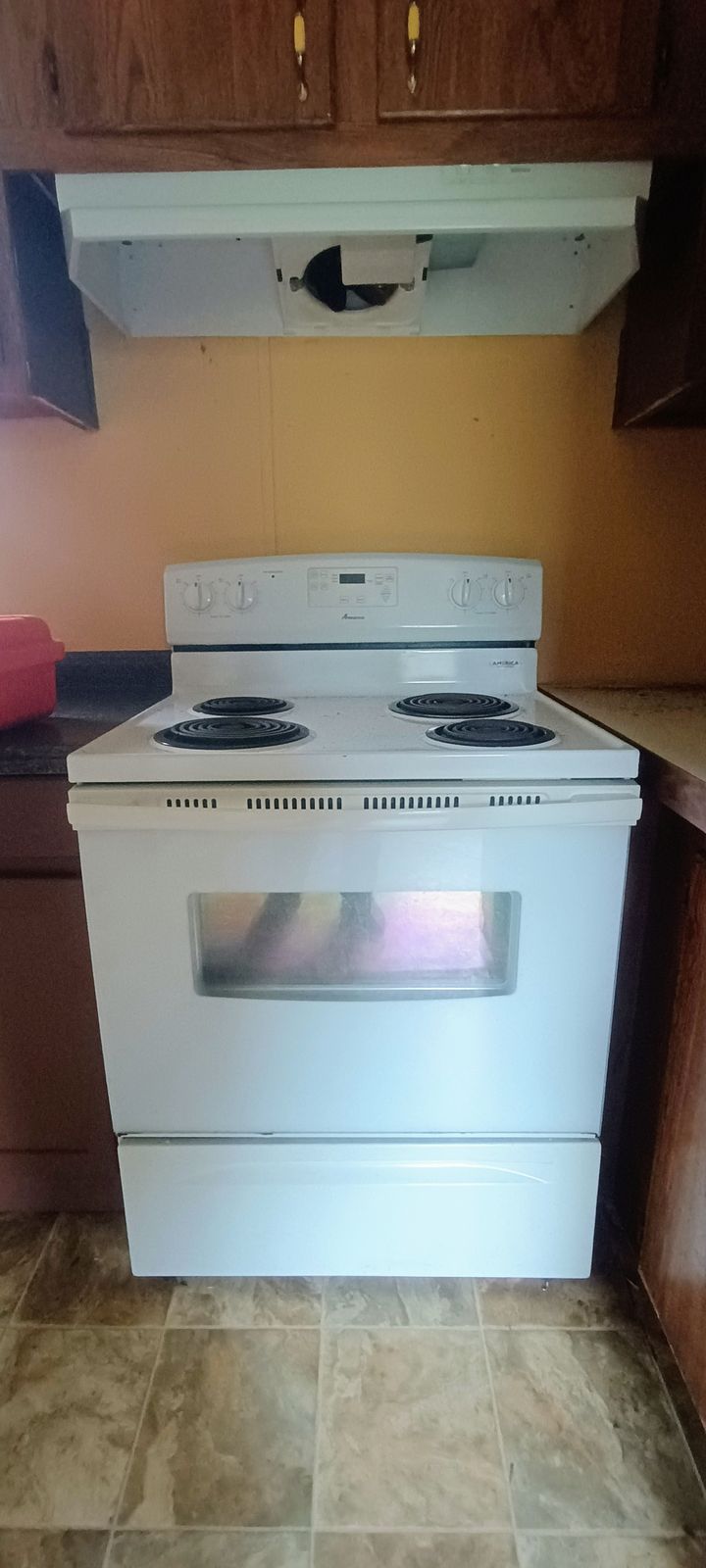 Electric range in the Trailer 4 – 1994 manufactured home — personal property, Estate of Thomas E. Senkevech auction, 17014 E. Long Knife Rd., Nevada, MO