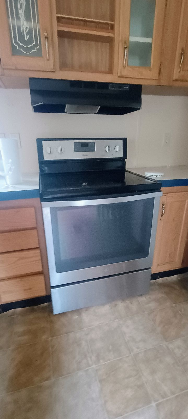Electric range in the Trailer 3 – 1997 manufactured home — personal property, Estate of Thomas E. Senkevech auction, 17014 E. Long Knife Rd., Nevada, MO